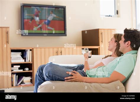 parejas viendo televisión|56.850 Personas Viendo Television Stock Photos, High .